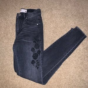 Black embroidered skinny jean.